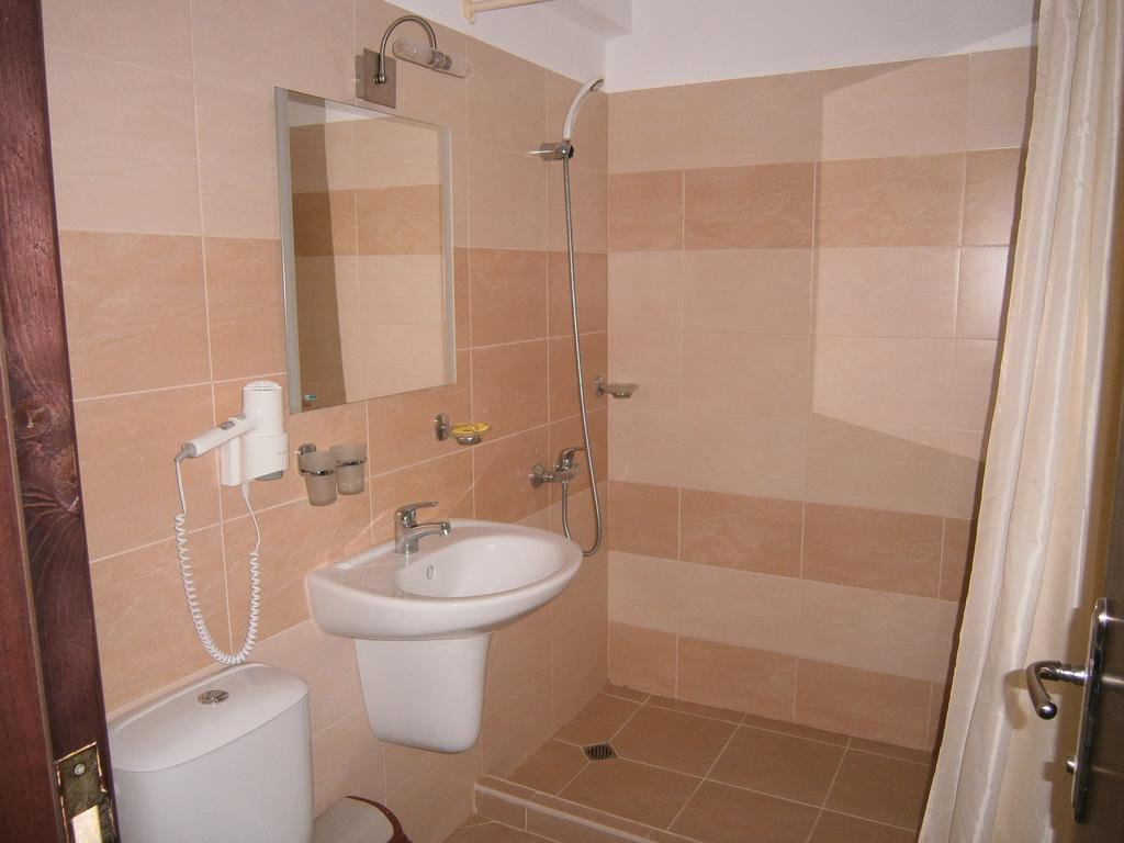 Ariana Hotel Kiten  Rum bild